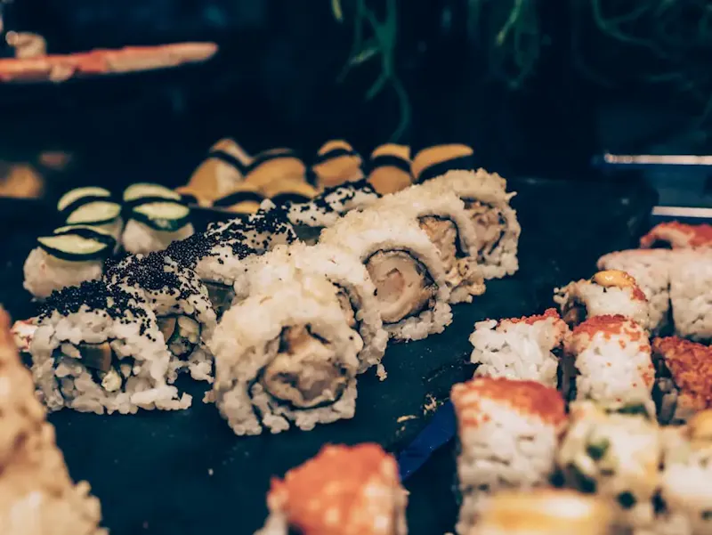 assorted sushi | Foto de SJ 📸, en https://unsplash.com/@uxsj_ph?utm_source=centralapp&utm_medium=referral