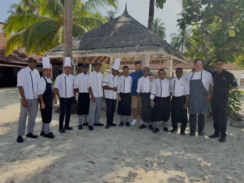 LE CHEF ALEXANDRE CIRIELLO AUX MALDIVES POUR LES JRE Le chef Alexandre Ciriello a représenté la gastronomie belge aux Maldives avec les Jeunes Restaurateurs d'Europe, animant ateliers et soirées gastronomiques.