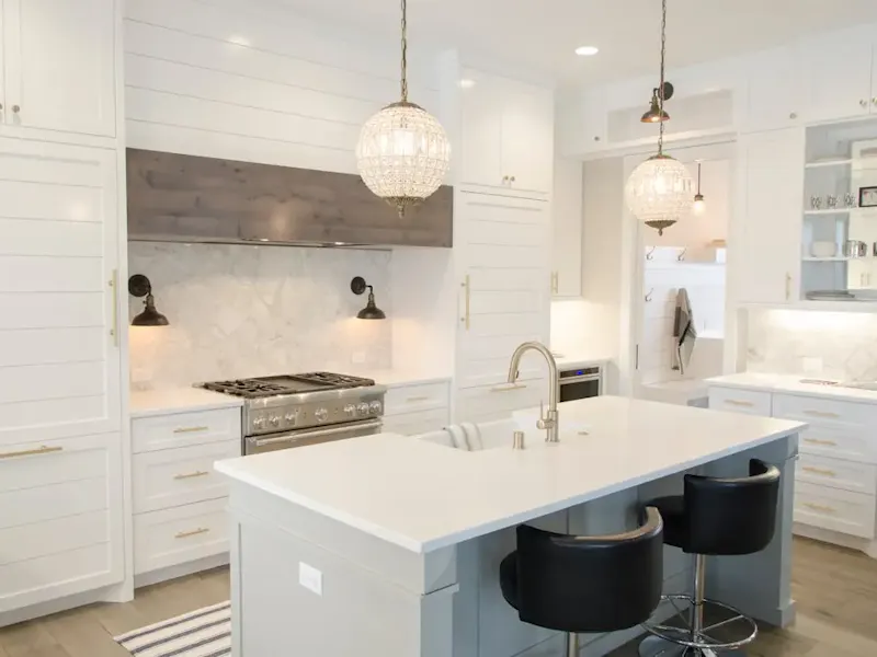 Photo de ECO Construct white kitchen room set | Photo de Aaron Huber, sur https://unsplash.com/@aahubs?utm_source=centralapp&utm_medium=referral