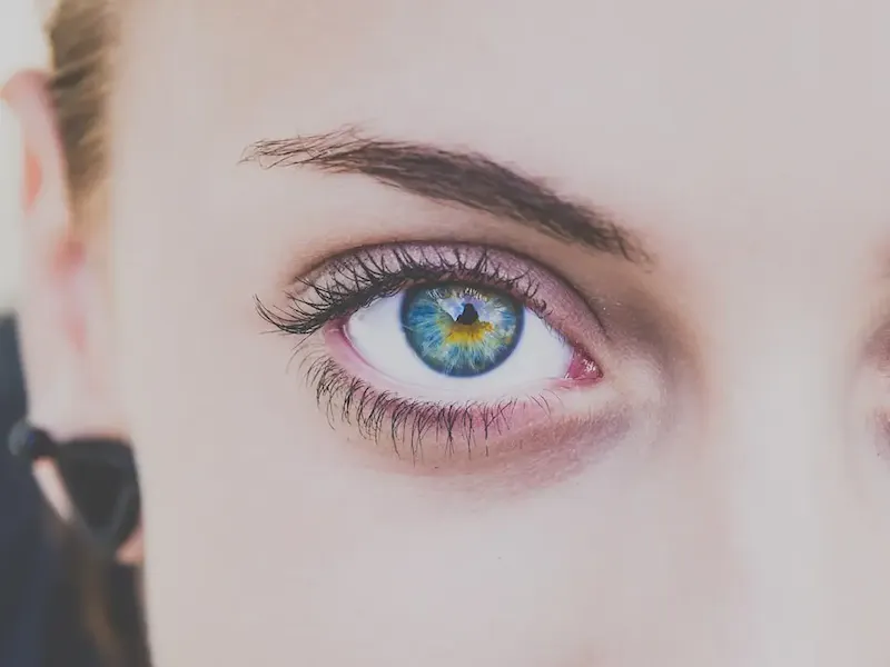 close up photography of woman's right eye | Immagine di 🐣 Luca Iaconelli 🦊, su https://unsplash.com/@luxdamore?utm_source=centralapp&utm_medium=referral