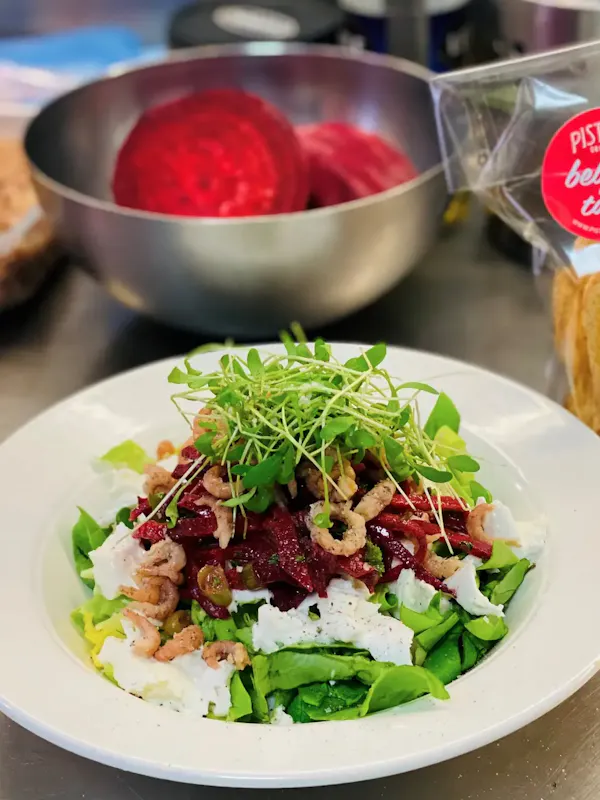 Mozzarella salad Beetroot and prawns