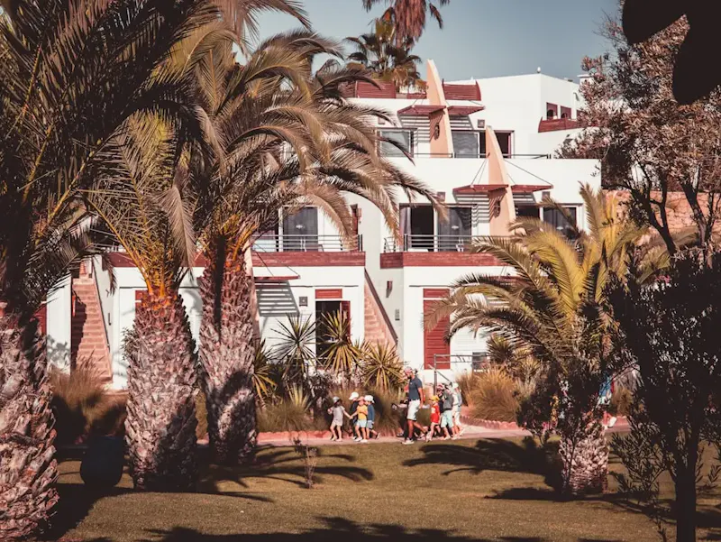 people walking on street near buildings during daytime | Immagine di Tim Arnold, su https://unsplash.com/@timarnoldsmb?utm_source=centralapp&utm_medium=referral