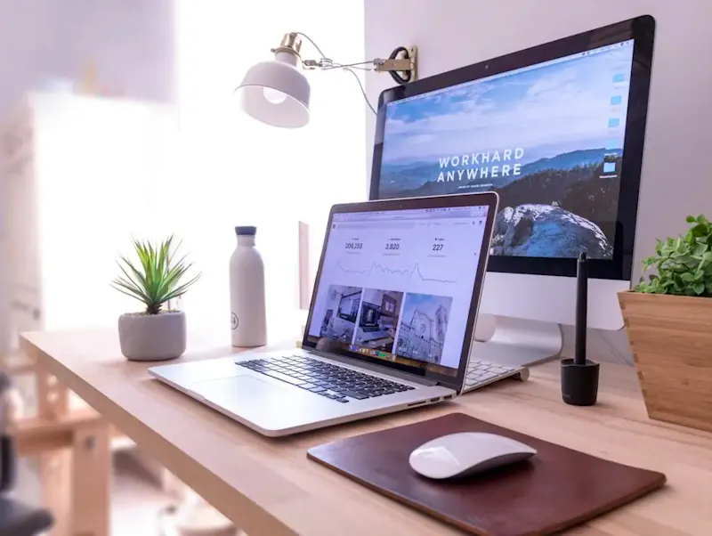 Photo de Pacifique Fiasse Consulting MacBook Pro on table beside white iMac and Magic Mouse | Photo de Domenico Loia, sur https://unsplash.com/@domenicoloia?utm_source=centralapp&utm_medium=referral