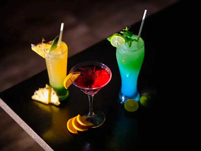 three different types of drinks sitting on a table | Photo de Himanshu Choudhary, sur https://unsplash.com/@aalochak?utm_source=centralapp&utm_medium=referral