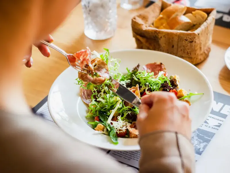 Image of Miam's person eating food | Photo by Louis Hansel, on https://unsplash.com/@louishansel?utm_source=centralapp&utm_medium=referral