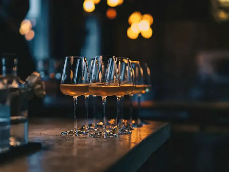 a group of glasses with liquid in them | Foto door Ambitious Studio* | Rick Barrett, op https://unsplash.com/@weareambitious?utm_source=CentralApp&utm_medium=referral