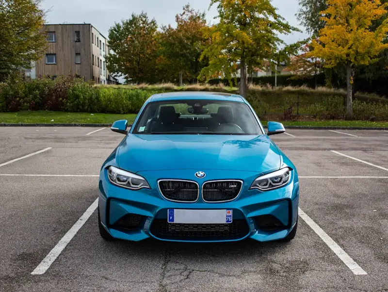 blue BMW vehicle | Photo de Mathieu Renier, sur https://unsplash.com/@mathr_photography?utm_source=centralapp&utm_medium=referral