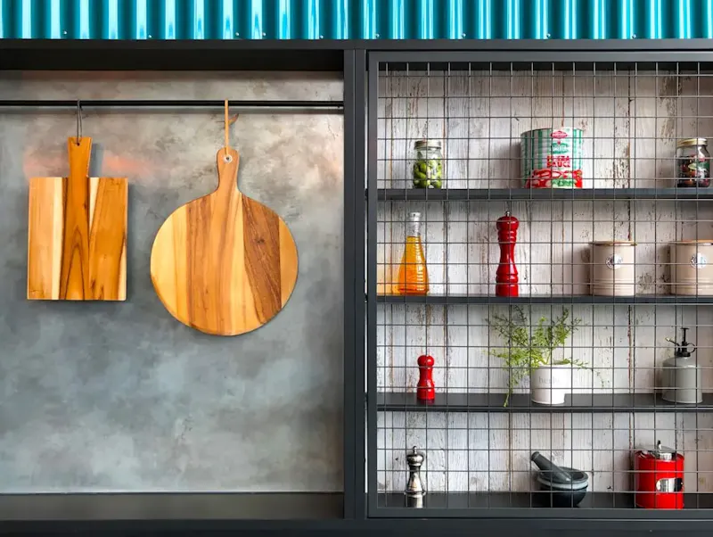 two hanging brown wooden boards \ | Photo de Nick Fewings, sur https://unsplash.com/@jannerboy62?utm_source=centralapp&utm_medium=referral