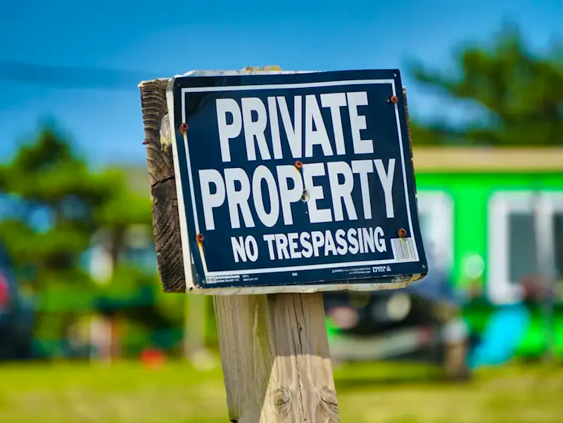 a private property sign posted on a wooden post | Immagine di Gene Gallin, su https://unsplash.com/@genefoto?utm_source=centralapp&utm_medium=referral