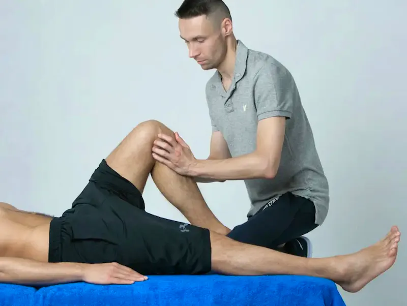 a man getting his leg examined by a doctor | Photo de yury kirillov, sur https://unsplash.com/@relievemassage?utm_source=centralapp&utm_medium=referral