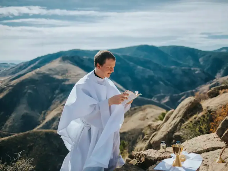 a man in a white robe | Photo de Anna Hecker, sur https://unsplash.com/@annaelise?utm_source=centralapp&utm_medium=referral