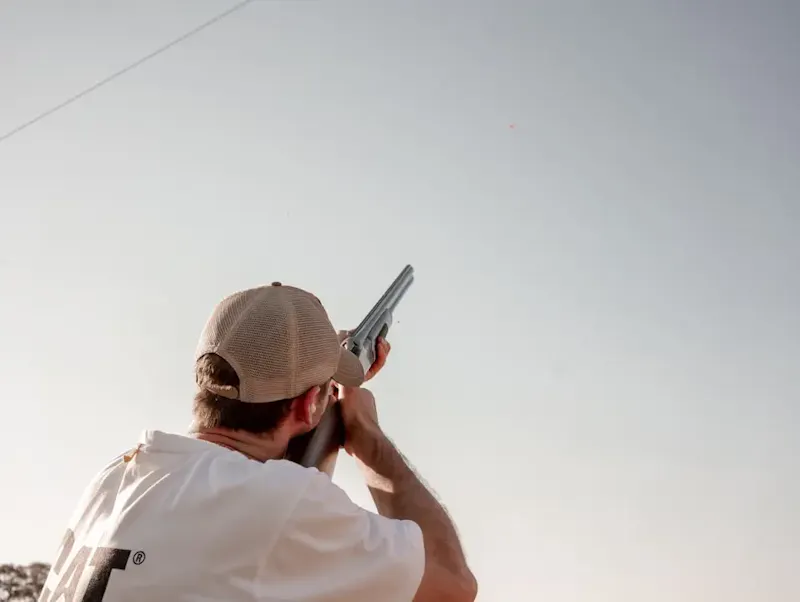 Foto vanChâteau de Damblain man pointing gun on sky | Foto door Kelli McClintock, op https://unsplash.com/@kelli_mcclintock?utm_source=centralapp&utm_medium=referral