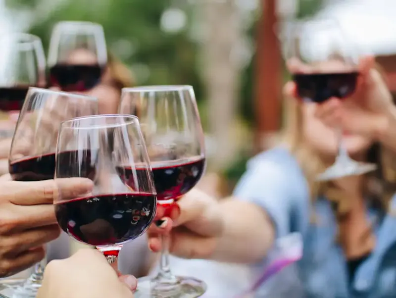 people tossing their clear wine glasses | Immagine di Kelsey Knight, su https://unsplash.com/@kelsoknight?utm_source=centralapp&utm_medium=referral