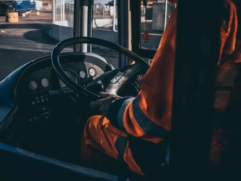 False self-employment in Belgium: high-risk sectors and penalties. Iustica.be ensures legal compliance.