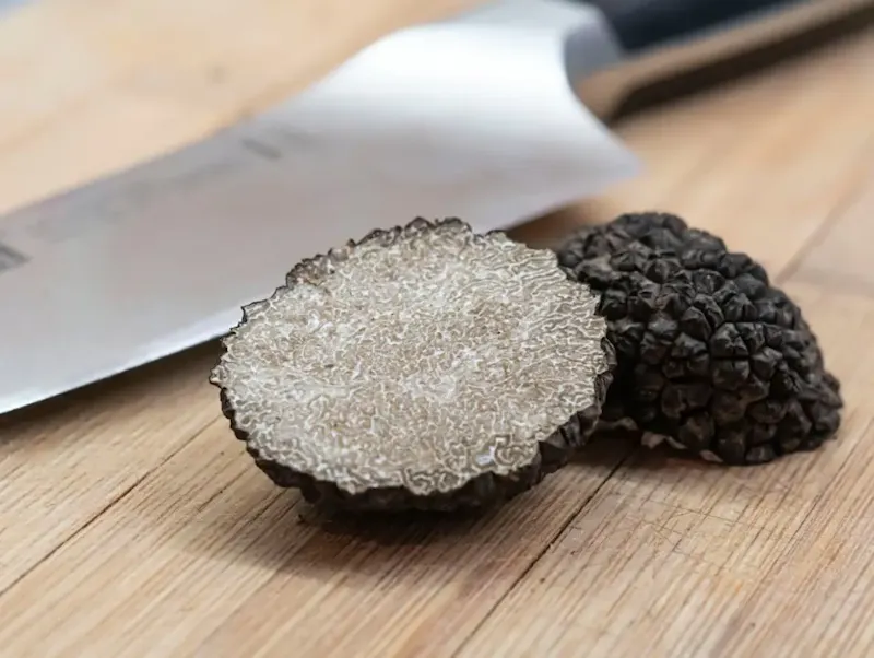 Profumi di bosco e sapori autentici: il tartufo nero è il cuore del nostro menù stagionale, un’esperienza da vivere con tutti i sensi.