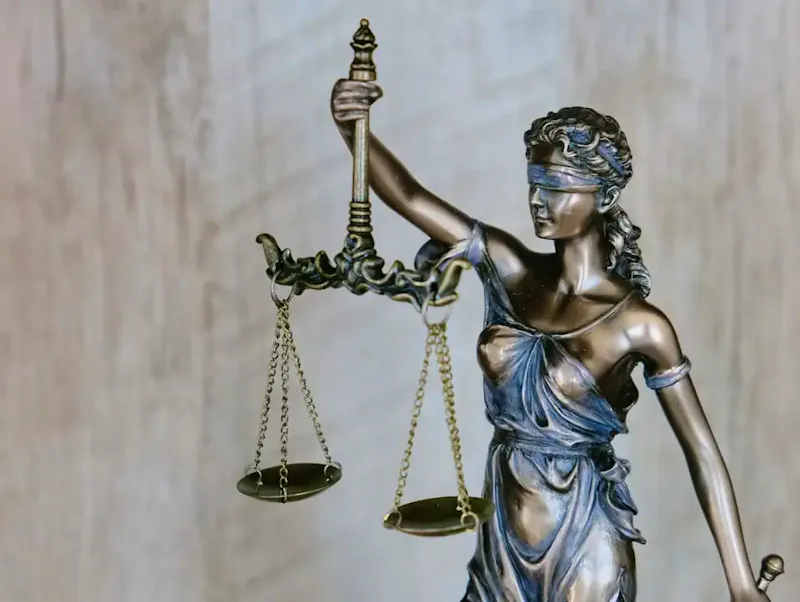 Resolve commercial disputes in Belgium from abroad with Iustica.be: advice, formal notice, mediation, and legal action.