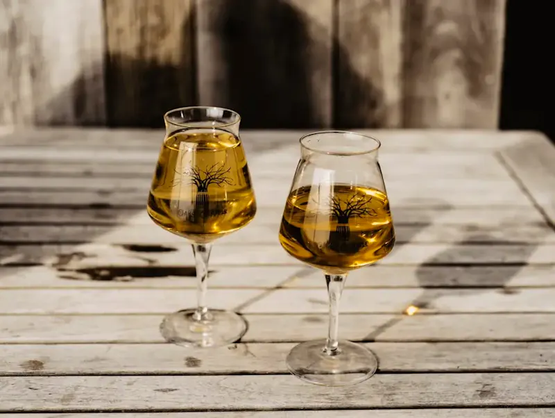 two clear wine glasses on brown wooden table | Photo de Olivia Bauso, sur https://unsplash.com/@ohhbee?utm_source=centralapp&utm_medium=referral