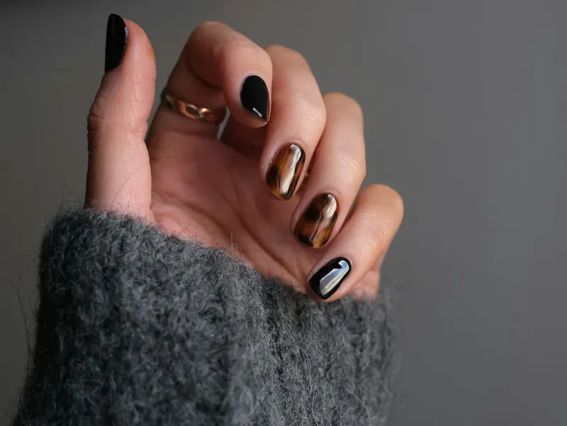 person wearing silver ring with black manicure | Immagine di Bryony Elena, su https://unsplash.com/@b_elena?utm_source=centralapp&utm_medium=referral