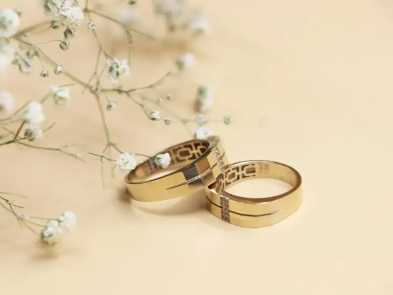 silver and gold wedding band on white surface | Photo de FIGIST CO, sur https://unsplash.com/@figist?utm_source=centralapp&utm_medium=referral