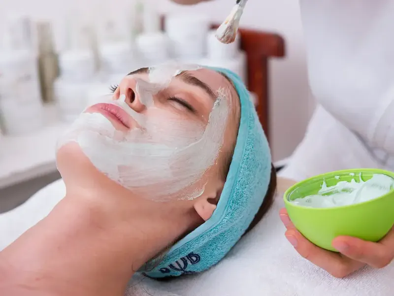 woman lying on blue towel with white cream on face | Immagine di engin akyurt, su https://unsplash.com/@enginakyurt?utm_source=centralapp&utm_medium=referral