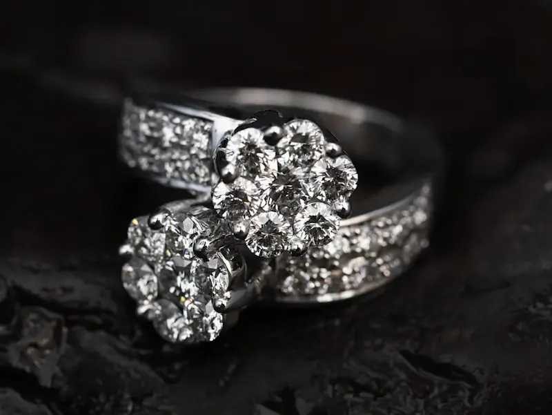 silver diamond studded ring on black surface | Photo de engin akyurt, sur https://unsplash.com/@enginakyurt?utm_source=centralapp&utm_medium=referral