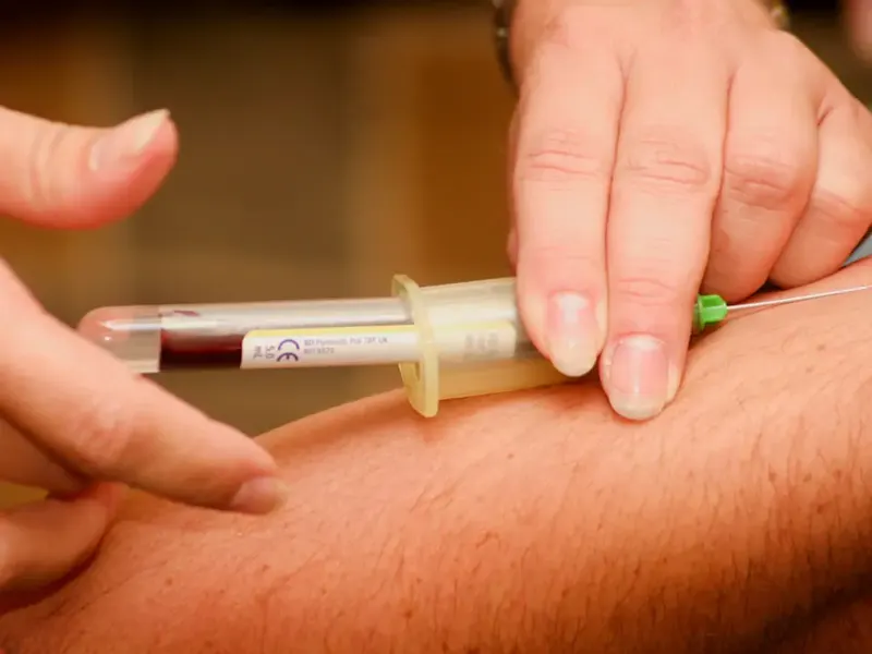 person injecting syringe | Photo de Hush Naidoo Jade Photography, sur https://unsplash.com/@hush52?utm_source=centralapp&utm_medium=referral