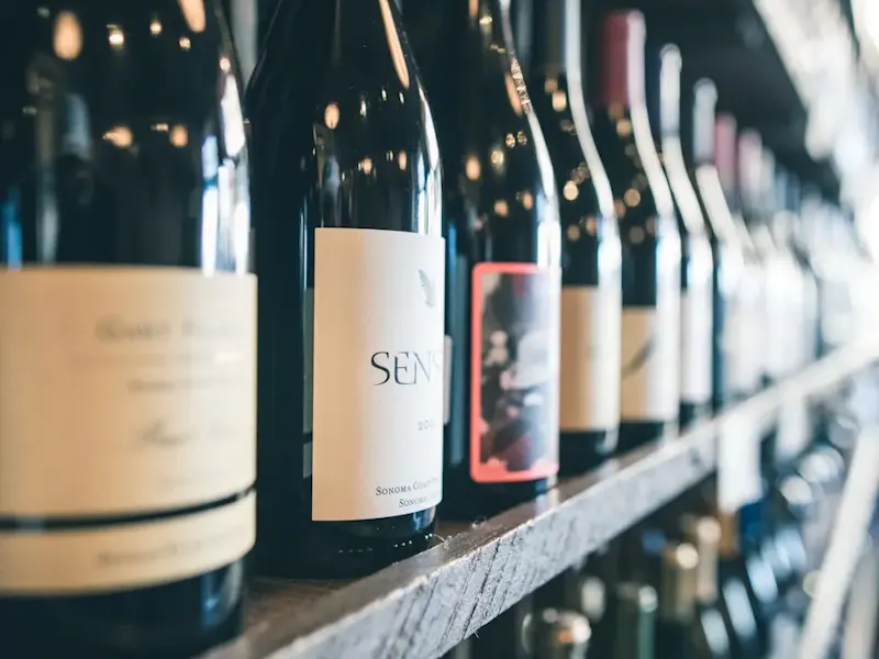 Fotografía de Taller de Sastreria organized bottles on shelf | Foto de Scott Warman, en https://unsplash.com/@scottiewarman?utm_source=centralapp&utm_medium=referral