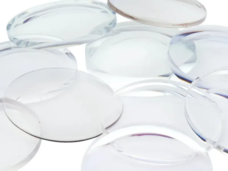 clear glass round ornament on white surface | Photo de Lensabl, sur https://unsplash.com/@lensabl?utm_source=centralapp&utm_medium=referral