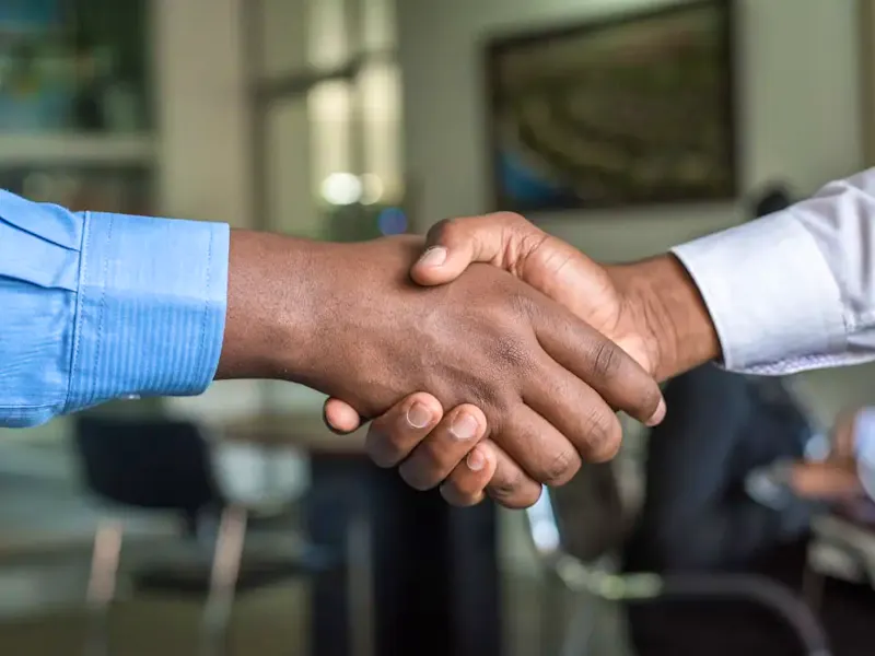 two people shaking hands | Photo de Cytonn Photography, sur https://unsplash.com/@cytonn_photography?utm_source=centralapp&utm_medium=referral