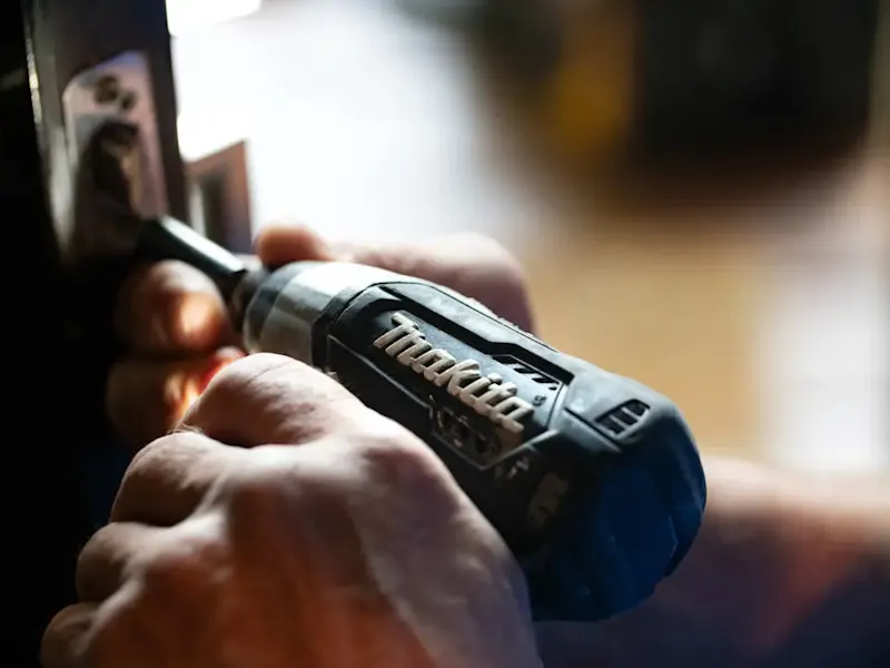 selective focus photography blue and black Makita power drill | Photo de Theme Photos, sur https://unsplash.com/@themephotos?utm_source=centralapp&utm_medium=referral