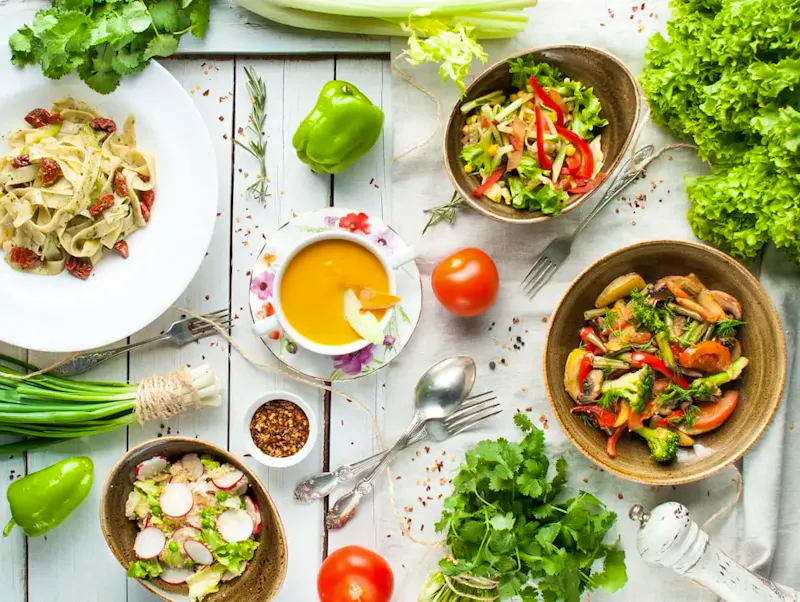 vegetable salad on white ceramic plate | Photo by Victoria Shes, on https://unsplash.com/@victoriakosmo?utm_source=centralapp&utm_medium=referral
